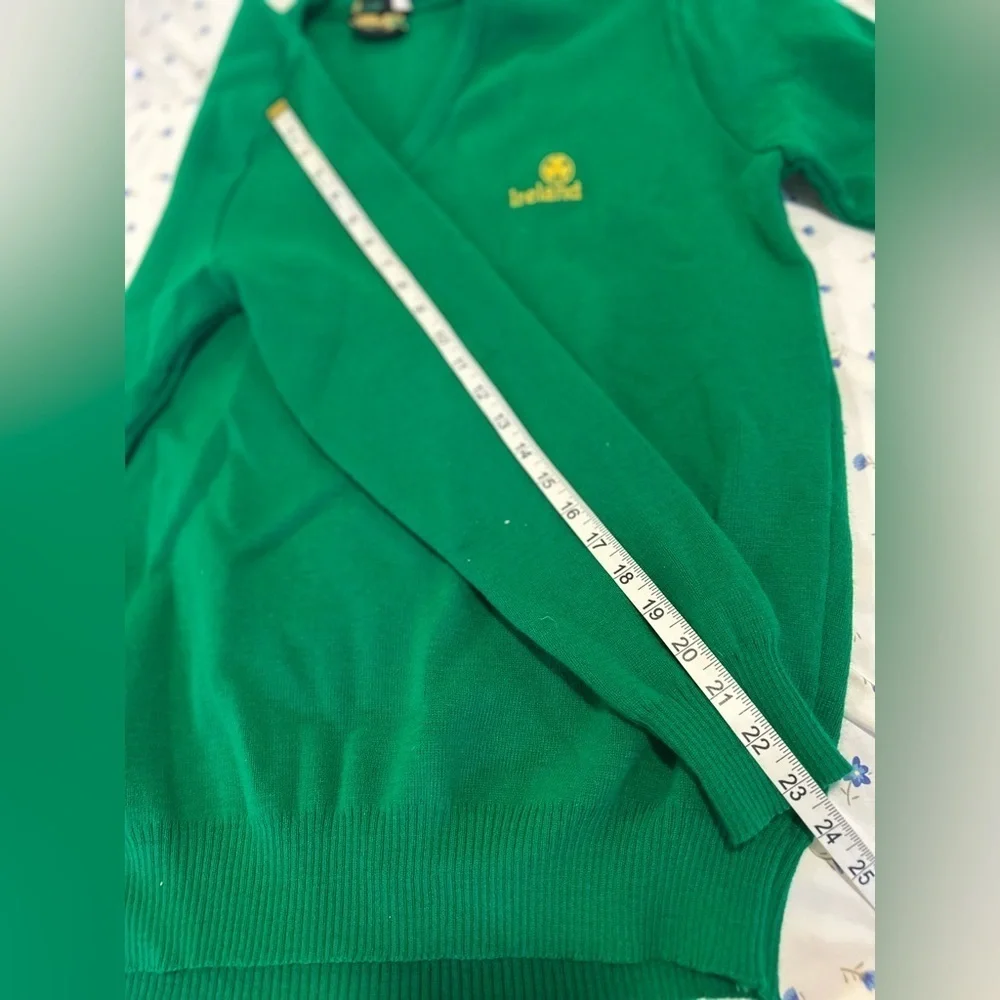 VTG Men’s Sz: 46 S Emerald Isle Bright Green Embroidered Vneck Pullover Sweater.